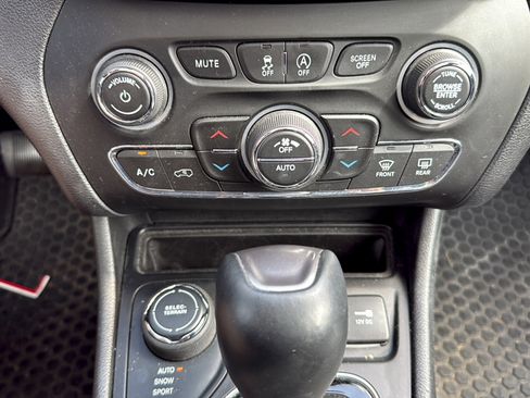 Used 2019 Jeep Cherokee Limited AWD/4WD image 13