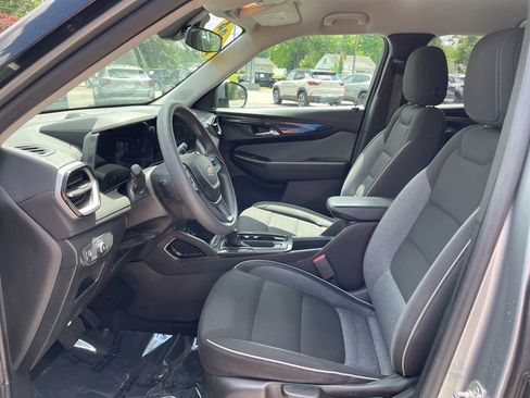 Used 2024 Chevrolet TrailBlazer LT w/ Driver Confidence Package FWD image 4