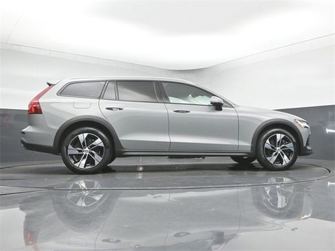 Used 2024 Volvo V60 B5 Cross Country Plus image 42