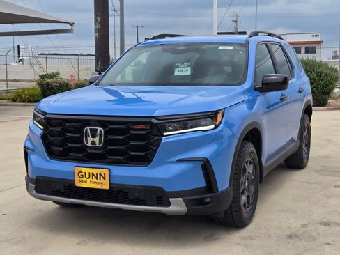 Used 2024 Honda Pilot TrailSport image 3