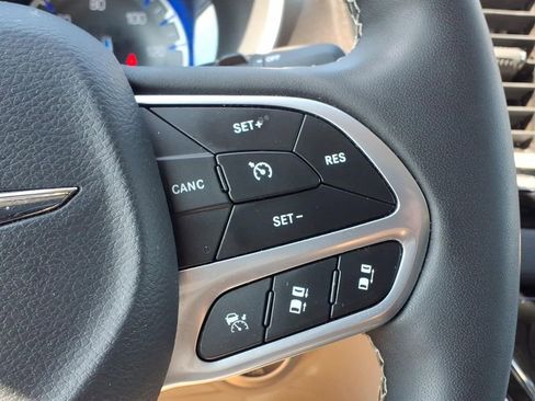 Used 2024 Chrysler Pacifica Touring-L FWD image 28