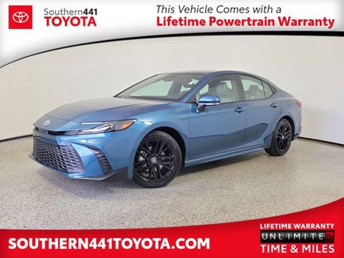 Used 2025 Toyota Camry SE FWD image 1