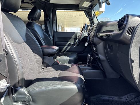 Used 2017 Jeep Wrangler Sahara image 12