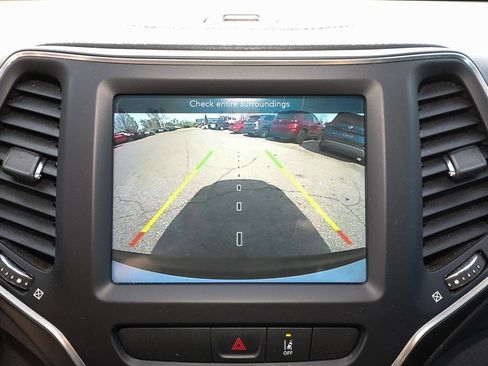 Used 2022 Jeep Cherokee Latitude Lux w/ Sun & Sound Group AWD/4WD image 17