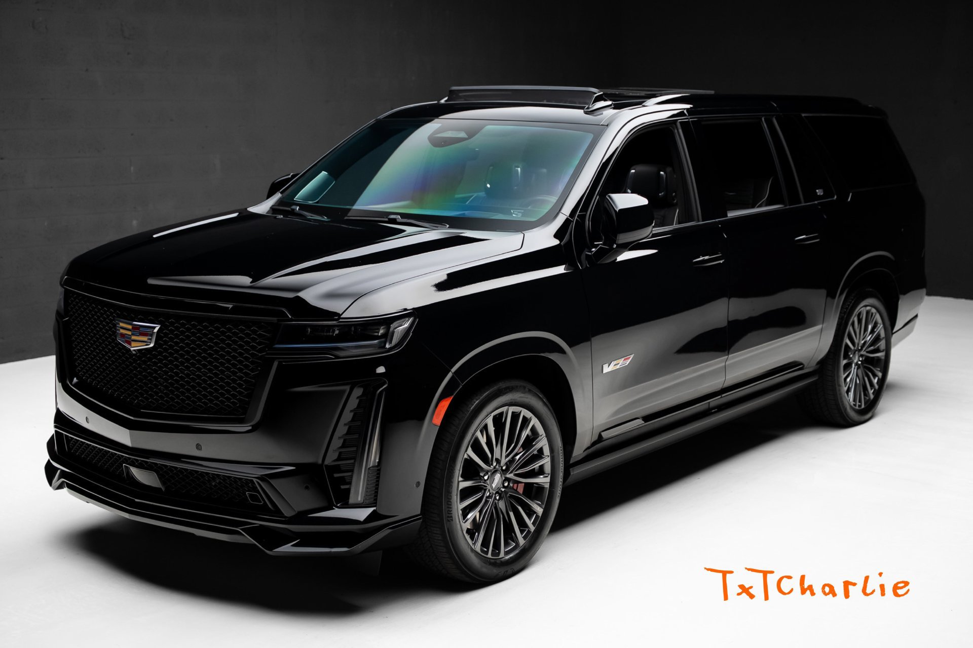 Used 2023 Cadillac Escalade ESV V AWD/4WD image 1
