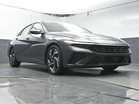 Used 2024 Hyundai Elantra Limited image 28