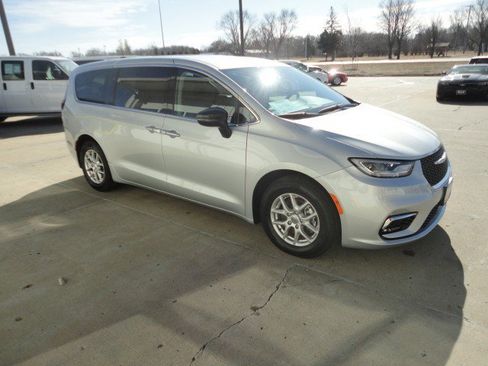Used 2024 Chrysler Pacifica Touring-L image 18