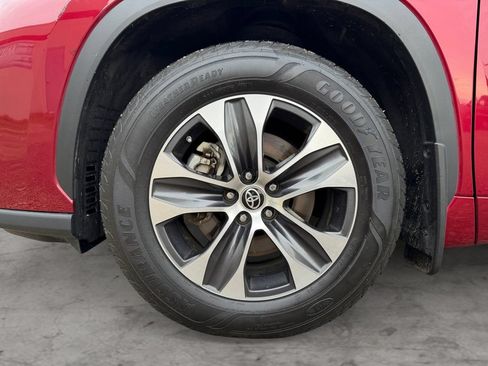Used 2022 Toyota Highlander XLE AWD/4WD image 9