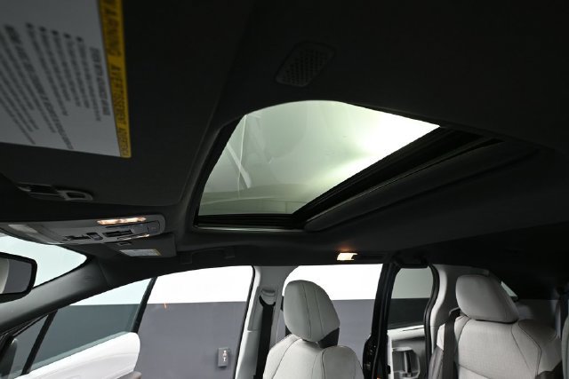 Used 2021 Toyota Sienna XSE FWD image 24