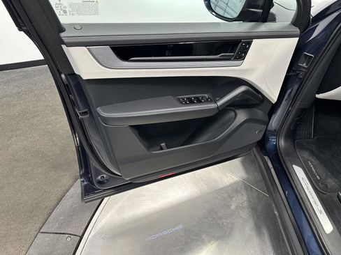 Certified 2025 Porsche Cayenne S image 15
