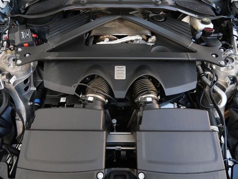 Used 2025 Aston Martin V8 Vantage Coupe image 22