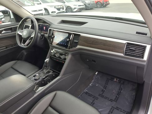 Used 2023 Volkswagen Atlas SE w/ Black Wheel Package image 34