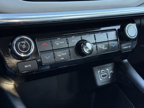 Certified 2022 Jeep Compass Limited image 26