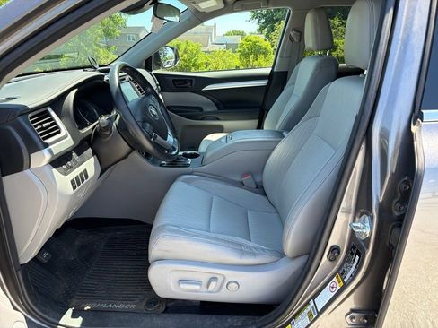 Used 2017 Toyota Highlander Plus AWD/4WD image 18