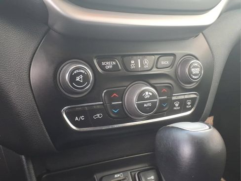 Used 2017 Jeep Cherokee Trailhawk w/ Comfort/Convenience Group AWD/4WD image 16