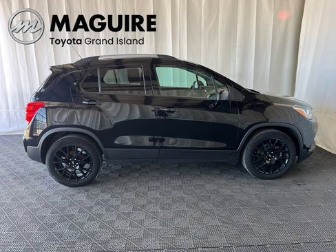 Used 2021 Chevrolet Trax LT w/ Midnight Edition FWD image 2