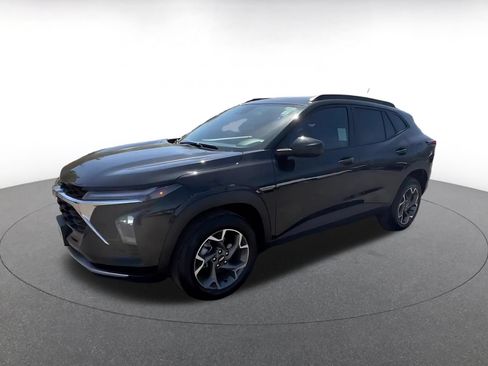 Used 2025 Chevrolet Trax LT w/ LT Convenience Package FWD image 8