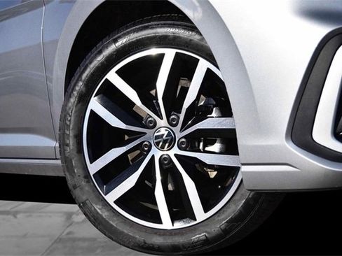 Certified 2025 Volkswagen Jetta SE image 3