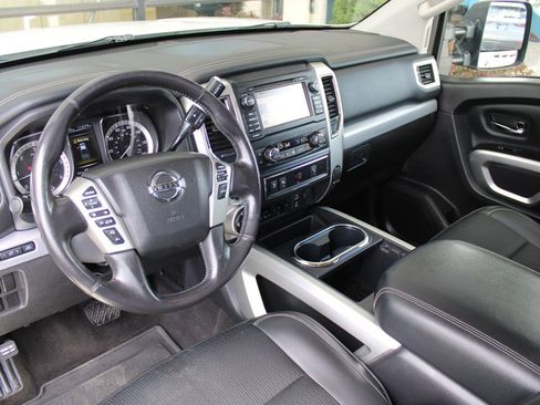 Used 2018 Nissan Titan PRO-4X AWD/4WD image 2