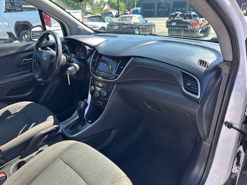Used 2018 Chevrolet Trax LS AWD/4WD image 19