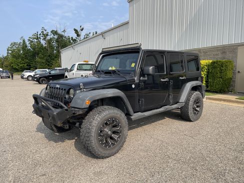 Used 2012 Jeep Wrangler Unlimited Sport AWD/4WD image 8