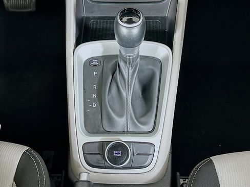 Used 2025 Hyundai Venue SEL FWD image 24