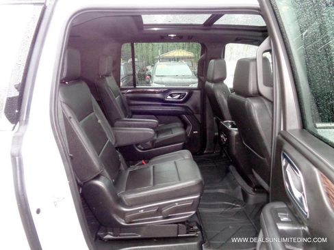 Used 2022 Chevrolet Suburban LT w/ LT Signature Plus Package AWD/4WD image 28