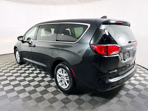 Used 2023 Chrysler Voyager LX image 5