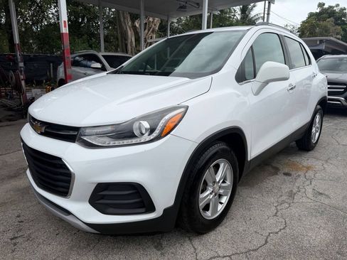 Used 2017 Chevrolet Trax LT w/ LT Convenience Package FWD image 3