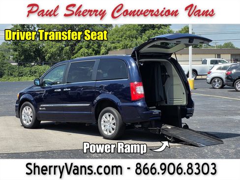 Used 2015 Chrysler Town & Country Touring w/ Driver Convenience Group FWD image 1