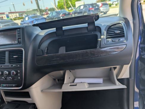 Used 2019 Dodge Grand Caravan SE FWD image 22