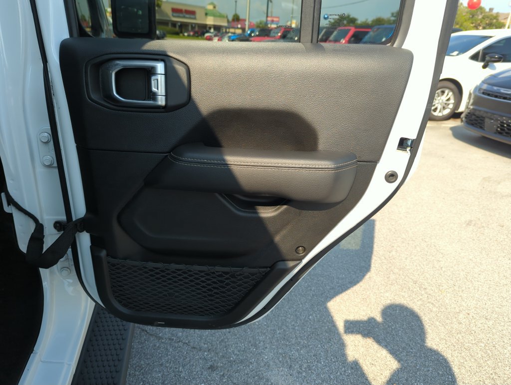 Used 2022 Jeep Wrangler Unlimited Sahara AWD/4WD image 29