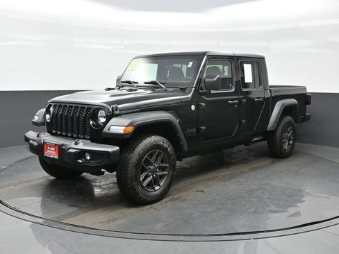Used 2021 Jeep Gladiator Sport image 2