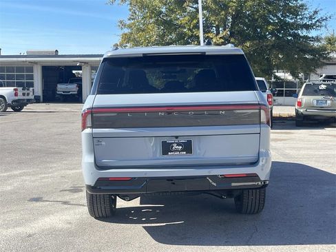 New 2025 Lincoln Navigator Reserve image 4