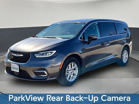 Used 2023 Chrysler Pacifica Touring-L FWD image 3