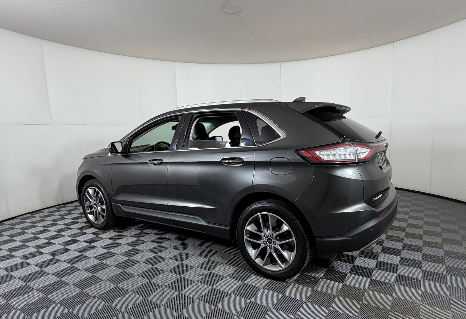Used 2016 Ford Edge Titanium w/ Technology Package FWD image 3