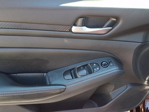 Used 2024 Nissan Altima 2.5 SV FWD image 14