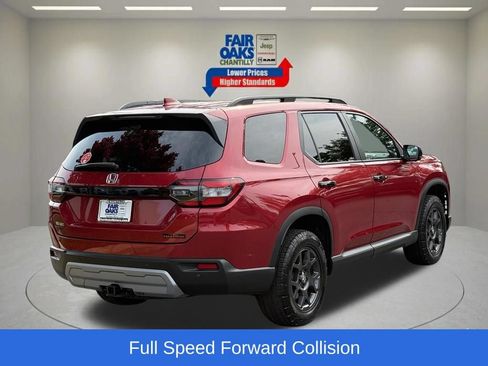 Used 2025 Honda Pilot TrailSport image 7