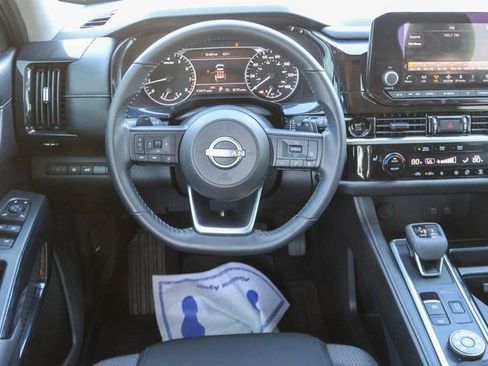 Used 2025 Nissan Pathfinder SV image 22