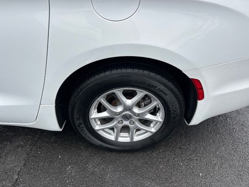 Used 2023 Chrysler Pacifica Touring-L image 33