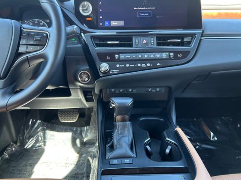 Used 2025 Lexus ES 300h w/ Premium Package FWD image 11