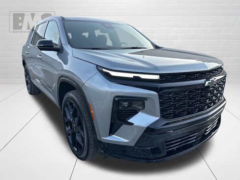 Used 2024 Chevrolet Traverse RS image 2