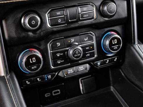 Used 2024 Chevrolet Suburban Premier image 24