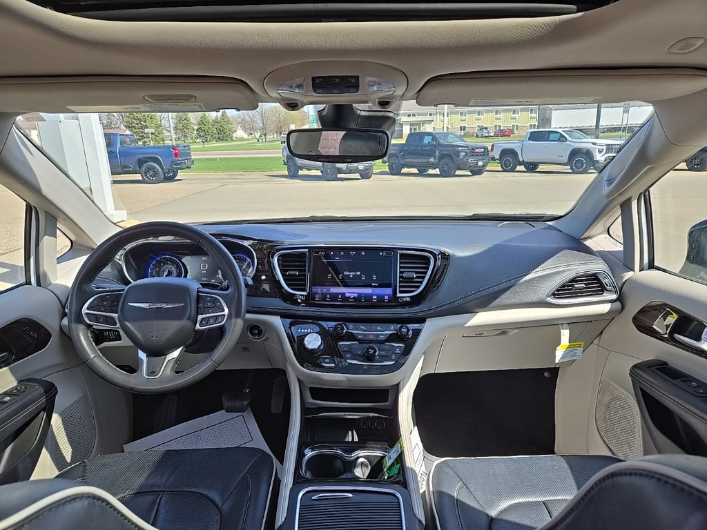 Used 2023 Chrysler Pacifica Limited FWD image 17