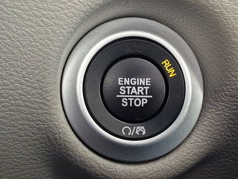 Used 2023 Chrysler Pacifica Touring-L FWD image 24