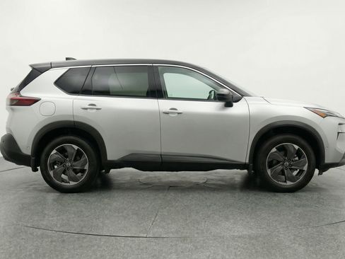 Used 2025 Nissan Rogue SV image 11