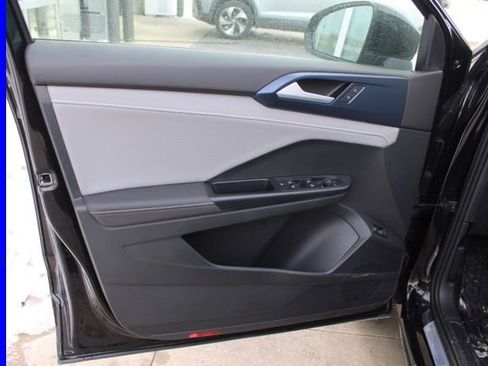 Used 2024 Volkswagen Taos SE image 18