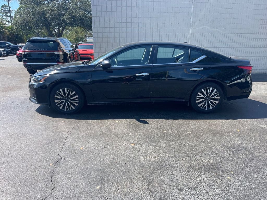 Used 2025 Nissan Altima 2.5 SV FWD image 2