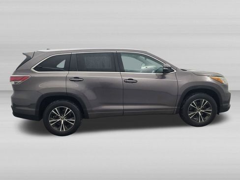 Used 2015 Toyota Highlander XLE FWD image 3