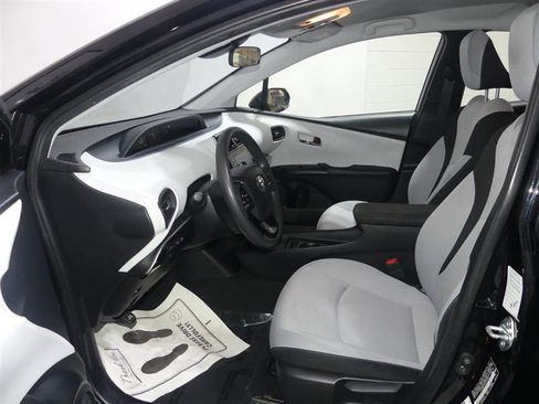 Used 2022 Toyota Prius LE image 21